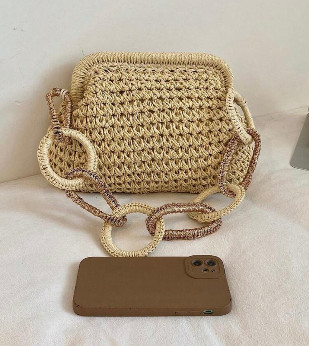 SANDY MUSE - beige indossata con abito bianco
